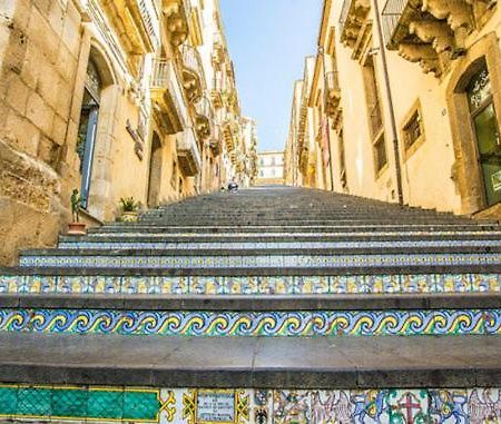 A Due Passi Dalla Scalinata Rooms Caltagirone Bagian luar foto